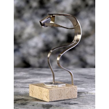 Despair skulptur i rustfri st�l p� marmor